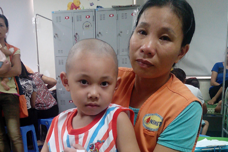 Chị Ngát và cháu Hưng tại Viện Huyết học - Truyền máu T.Ư.