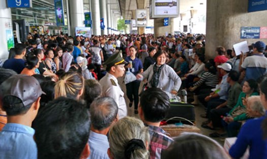Hàng ngàn người tập trung tại sảnh đến của nhà ga quốc tế để đón người thân.