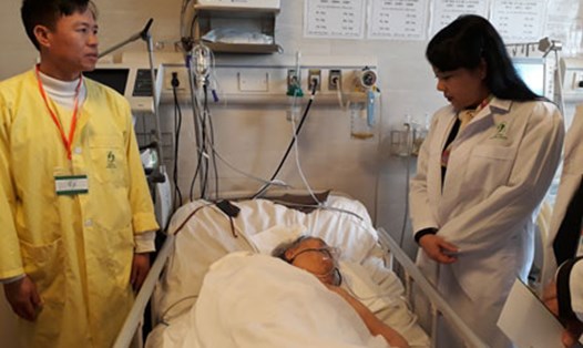 Bộ trưởng Bộ Y tế Nguyễn Thị Kim Tiến (phải) đến thăm và tặng quà tết cho bệnh nhân tại BV Lão khoa T.Ư.Ảnh: Thùy Linh