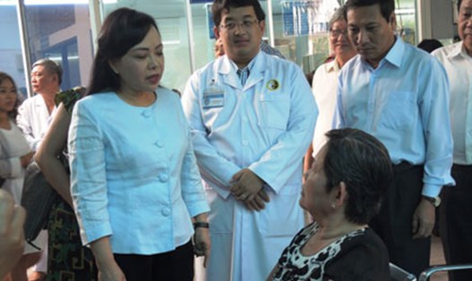 Bộ trưởng Nguyễn Thị Kim Tiến hỏi thăm bệnh nhân tại Viện Y dược học dân tộc TPHCM. Ảnh: K.Q