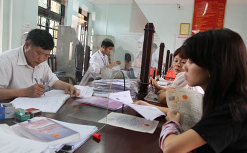 Người dân đến làm thủ tục hành chính tại huyện Chương Mỹ, TP.Hà Nội. Ảnh: HẢI NGUYỄN