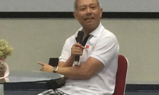 Hình ảnh Giáo sư Trương Nguyện Thành mặc trang phục "phá cách" giảng bài cho sinh viên. Ảnh: Vũ Anh