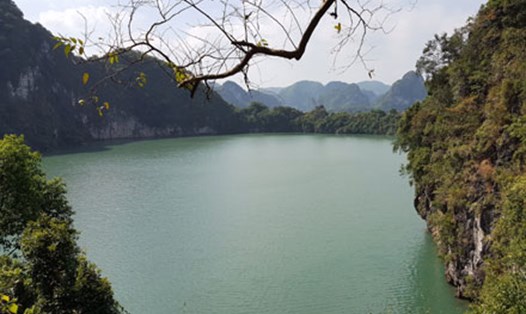 Hồ Mê Cung (hay còn được gọi là áng Mê Cung).
