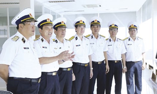 Chuẩn Đô đốc Nguyễn Đăng Nghiêm - Tổng GĐ Tổng Cty Tân Cảng Sài Gòn (người thứ 2 bên trái) - là người có nhiều đổi mới, góp phần đưa thương hiệu Tân Cảng Sài Gòn vươn ngang tầm thế giới