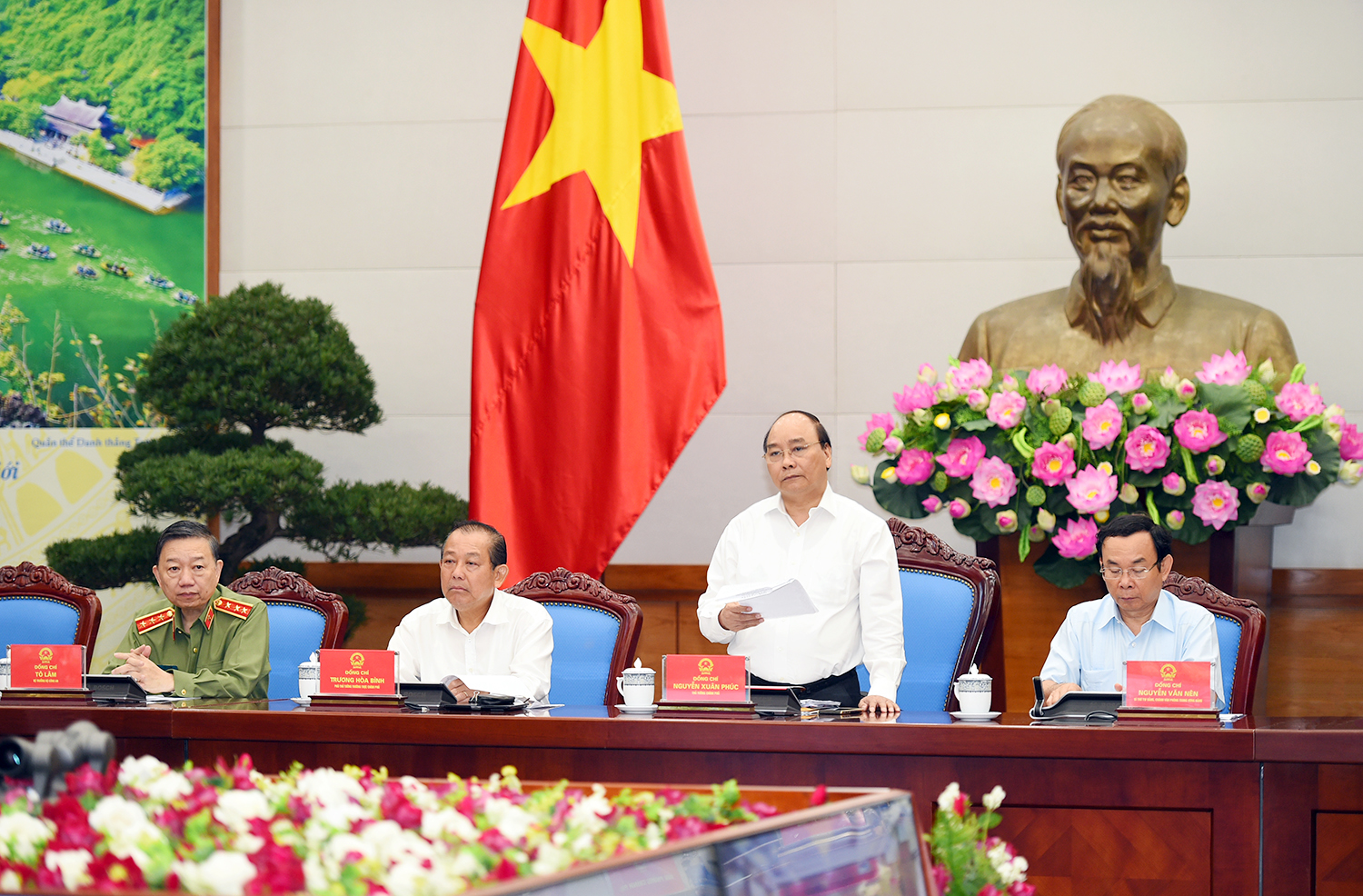 Thủ tướng Nguyễn Xuân Phúc chủ trì hội nghị. Ảnh: VGP