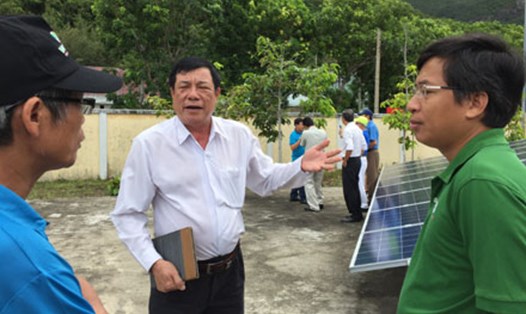 Ông Đoàn Văn Tranh giới thiệu về năng lượng điện tái tạo ở Côn Đảo. Ảnh: L.T