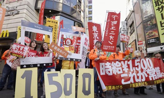 Người lao động Nhật Bản biểu tình ở Shibuya, Toky tháng 4.2016, đòi tăng lương tối thiểu lên 1.500 yen/giờ. Ảnh: Kyodo
