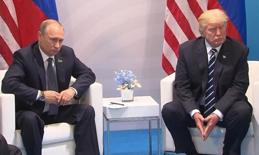 Tổng thống Mỹ Donald Trump và Tổng thống Nga Vladimir Putin tại G20 ở Đức, tháng 7.2017. Ảnh: AP