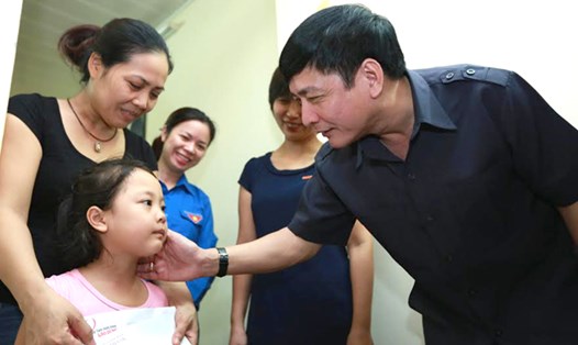 Chủ tịch Tổng LĐLĐVN Bùi Văn Cường thăm hỏi vợ con liệt sĩ Trung tá Nguyễn Văn Chính.