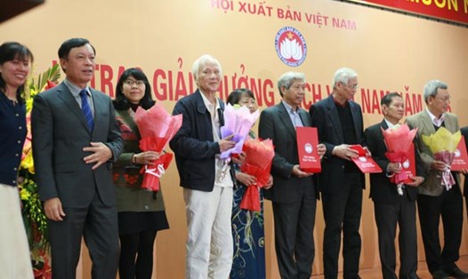 Nhà văn Vũ Hùng (thứ 4 từ trái sang) nhận giải thưởng