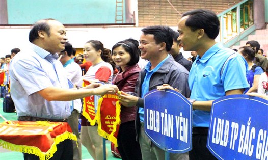 Đồng chí Nguyễn Văn Linh - Chủ tịch UBND tỉnh - tặng cờ lưu niệm cho các đoàn tham gia thi đấu. Ảnh: Hoài Thu