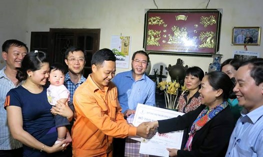 Giám đốc Quản lý Quỹ Bảo trợ Trẻ em CĐVN Nguyễn Thị Thu Hồng  thay mặt Quỹ trao quà  cho gia đình anh Trần Văn Điệp (Ảnh: Văn Nhì)