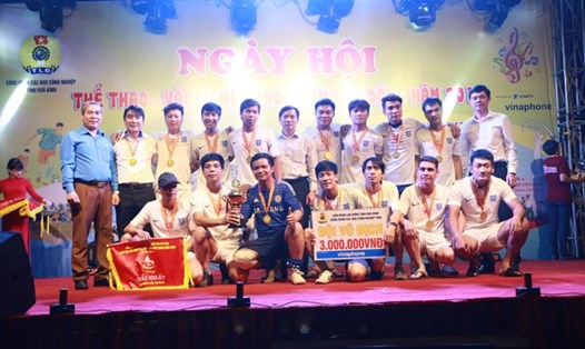 Các đồng chí lãnh đạo trao cup vô địch bóng đá nam cho các VĐV Cty xi măng Vĩnh Sơn. Ảnh: M.C