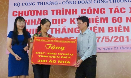 Phó Chủ tịch CĐ Công thương VN Trịnh  Xuân Tuyên (bên phải) thay mặt CĐ Công thương VN tặng quà cho học sinh tỉnh Điện Biên. (Ảnh: M.T)
