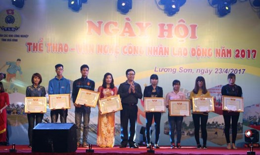 Đồng chí Lê Minh Tuấn - Phó CT LĐLĐ tỉnh - trao bằng tôn vinh CNLĐ xuất sắc tại KCN Lương Sơn