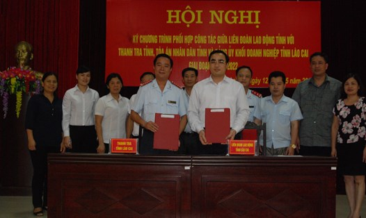 Đồng chí Nguyễn Hữu Long – Chủ tịch LĐLĐ (bên phải) và đồng chí  Phan Đăng Toàn -  Chánh Thanh tra tỉnh ký quy chế phối hợp. (Ảnh: Phạm Công)