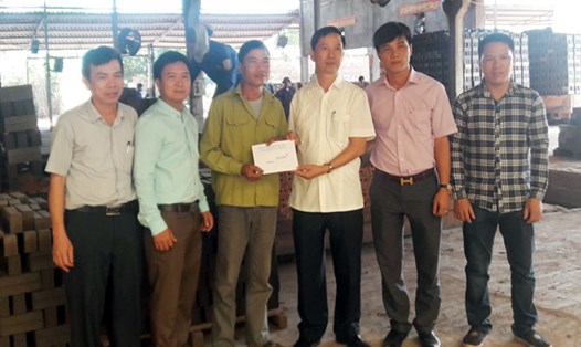 Lãnh đạo LĐLĐ tỉnh Bắc Giang đến thăm, tặng quà động viên anh Phạm Công Hữu. Ảnh: B.B.G