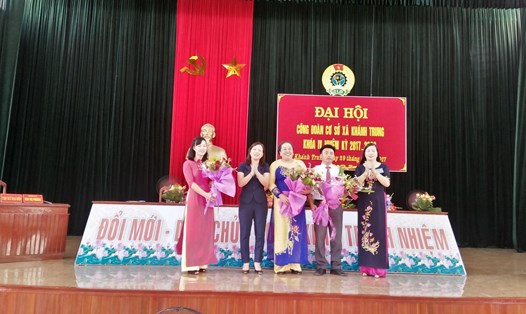 Đồng chí Bùi Thị Lan Oanh và đồng chí Phùng Thị Hằng tặng hoa chúc mừng BCH CĐCS khóa mới. (Ảnh: Trung Kiên)