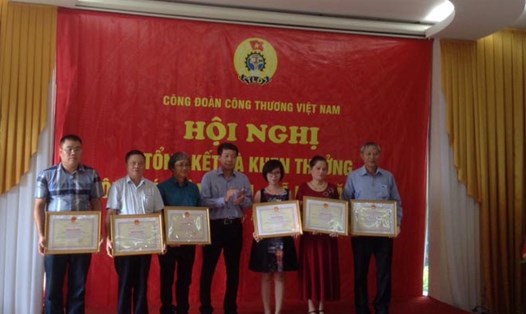 Đồng chí Lý Quốc Hùng - Chủ tịch CĐ Công thương VN - tặng bằng khen cho các đơn vị thuộc CĐ TCty Thép VN (Ảnh: X.Kỷ)