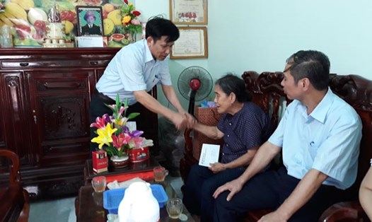 Ông Lê Văn Chính - Phó Bí thư Đảng ủy, Chủ tịch CĐ Cty trao quà cho mẹ Việt Nam Anh hùng Trần Thị Gái (Ảnh: T.Liễu)