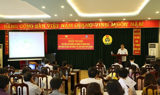 Đồng chí  Lê Minh Tuấn - Phó Chủ tịch Thường trực LĐLĐ tỉnh - phát biểu khai mạc hội nghị. Ảnh: PV