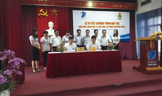 Đồng chí Vũ Hồng Phương - Chủ tịch LĐLĐ tỉnh và đồng chí Nguyễn Tất Sáng - Giám đốc VNPT Vĩnh Phúc ký Chương trình hợp tác.