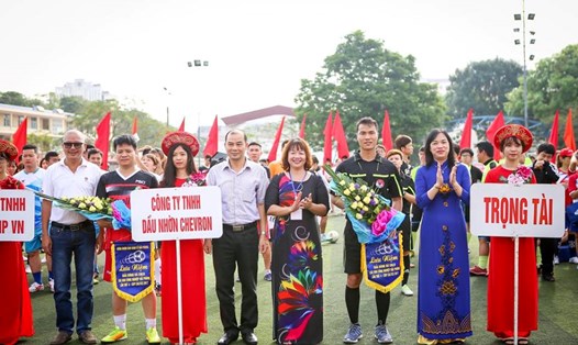 Bà Phạm Thị Hằng - Chủ tịch CĐ KKT Hải Phòng tặng hoa các trọng tài và VĐV tham dự giải bóng đá. Ảnh: CTV