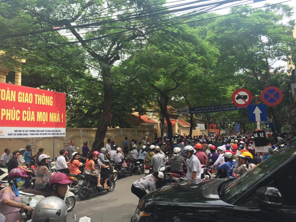 Phụ huynh đợi con thi vào 10 sáng 1.7 tại Hải Phòng - ảnh HH