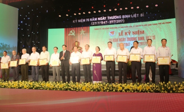 Những cá nhân được khen thưởng dịp này.  Ảnh: CTV