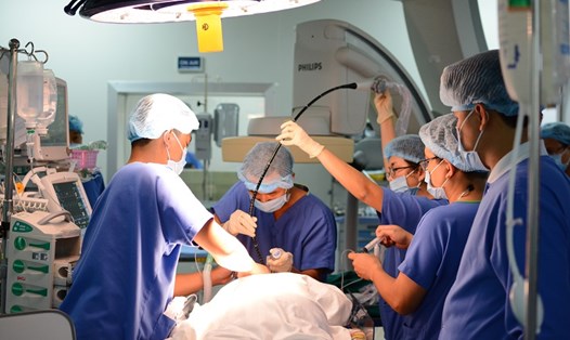 Ekip các bác sỹ Vinmec Central Park và chuyên gia nước ngoài đang tiến hành thay van tim cho bệnh nhân bằng phương pháp thay van động mạch chủ qua da
