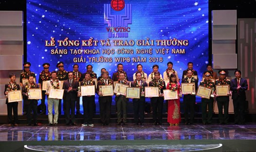 Kỹ sư Đào Xuân Giỏi và các cộng sự Công ty TNHH MTV Lọc hóa dầu Bình Sơn (BSR) đạt giải Ba. Ảnh: PV