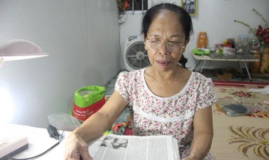 Nhà văn Nguyễn Thị Sáng hiện đang mưu sinh bằng nghề bán vé số