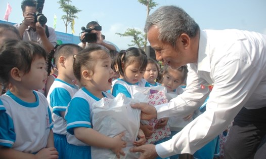 Chủ tịch Tổng LĐLĐ Việt Nam Đặng Ngọc Tùng tặng quà cho con công nhân trong lễ khánh thành trường