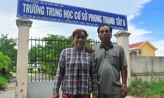 Vợ chồng ông Chín Hải, bà Chín Phận bên ngôi trường mình hiến đất tặng tại xã Phong Thạnh Tây A, Phước Long, Bạc Liêu