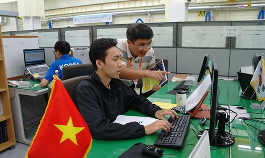 Nguyễn Duy Thanh (trái ảnh) khi tham gia khóa đào tạo ở Hàn Quốc 