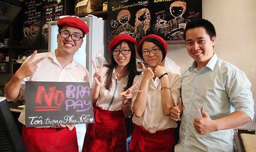Trần Thanh Tùng (phải ảnh) và nhân viên của mình khi bắt đầu chương trình "No Bra No Pay"