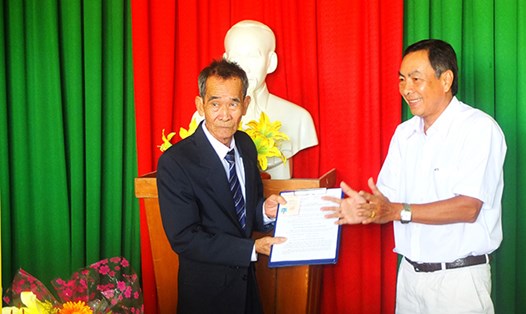 Bí thư Huyện ủy Tân Hồng, Phạm Văn Hòa trao Quyết định phục hồi đảng tịch và thẻ đảng viên cho ông Chớm