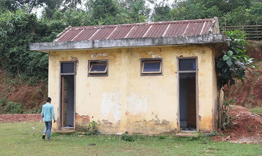 Hai phòng vệ sinh "báu vật" của Trường phổ thông dân tộc nội trú huyện Bố Trạch đã xuống cấp nghiêm trọng và luôn trong tình trạng quá tải. Ảnh: Hưng Thơ
