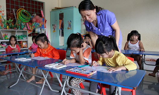 Lớp học mầm non dành cho con em công nhân caosu được duy trì tại các nông trường Lệ Ninh, Việt Trung. Ảnh: Hưng Thơ