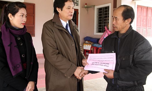 Đại diện Quỹ TTXH Tấm Lòng vàng Lao động trao tiền hỗ trợ cho cựu binh Gạc Ma. Ảnh: Hưng Thơ