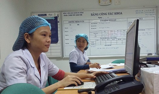 Các y bác sĩ trực đêm giao thừa tại khoa Chăm sóc giảm nhẹ bệnh viện Ung bướu Đà Nẵng