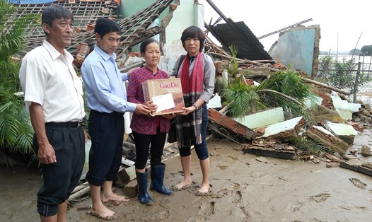 Quỹ TLV Lao Động trao quà hỗ trợ một người dân bị sập nhà ở thôn Lộc Thượng, xã Phước Sơn, huyện Tuy Phước, tỉnh Bình Định