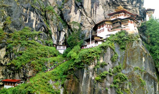 Thiền viện Hang Cọp (Taktsang, Tiger’s Nest, xây năm 1692 trên vách đá cao 1.200m) ở Paro -  một trong những địa danh Phật giáo quan trọng, nổi tiếng thế giới của Bhutan. Ảnh: Bành Hoa.
