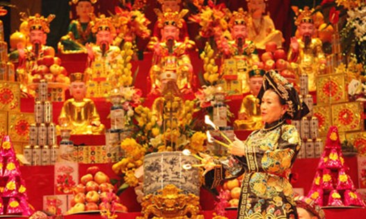 Trình diễn các giá hát văn hầu đồng trong Lễ Tổng kết Liên hoan văn hóa tín ngưỡng thờ Mẫu - Hà Nội 2014. Ảnh:  TTXVN