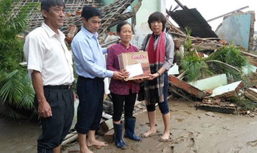 Quỹ TLV Lao Động trao quà hỗ trợ một người dân bị sập nhà ở thôn Lộc Thượng, xã Phước Sơn, huyện Tuy Phước, tỉnh Bình Định. Ảnh: H.V.Minh