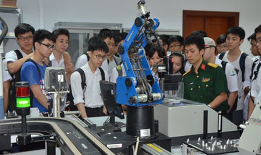 Muốn không đi thụt lùi, giáo dục Việt Nam cần có những thay đổi mạnh mẽ đáp ứng sự phát triển của khoa học, công nghệ (Ảnh: Nguyễn Huyên)
