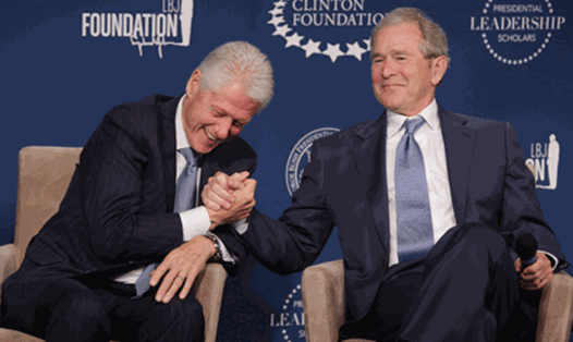 Bill Clinton và George W. Bush.