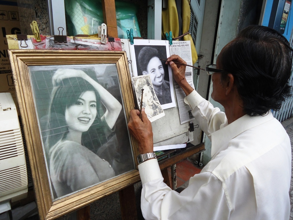Bạn đã từng nghe về họa sĩ vẽ tranh truyền thần tại Sài Gòn chưa? Họa sĩ này sở hữu tài năng vẽ tranh vô cùng ấn tượng và nổi tiếng. Hãy xem những tác phẩm của anh ấy để hiểu rõ hơn về nghệ thuật vẽ tranh tuyệt vời này!