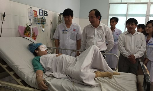 Các bác sĩ Bệnh viện Trưng Vương và Sở Y tế TPHCM thăm bệnh nhân (ảnh K.Q)
