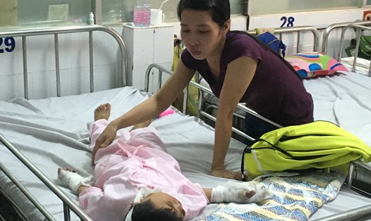 Bé trai đang được điều trị tại Bệnh viện Nhi Đồng 1 TPHCM (K.Q)